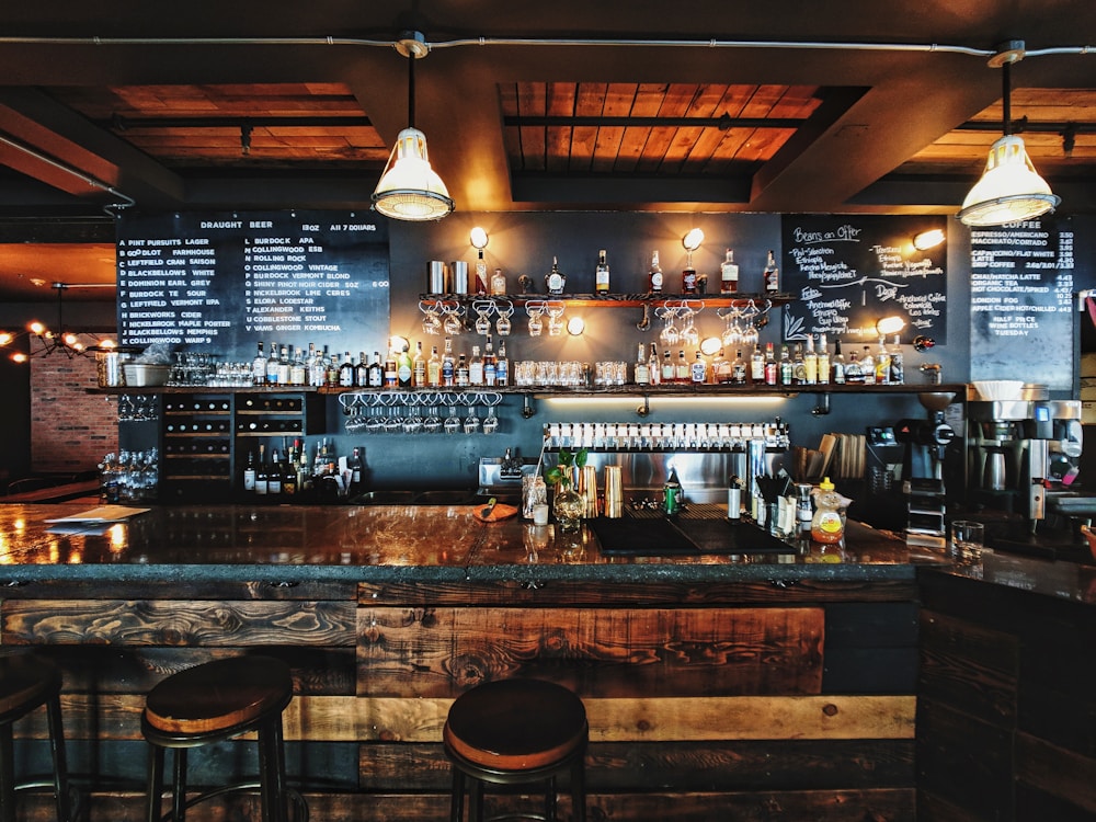 Ambiente acolhedor e rústico da hamburgueria BRASA Burger na Vila Madalena com mesas para amigos
